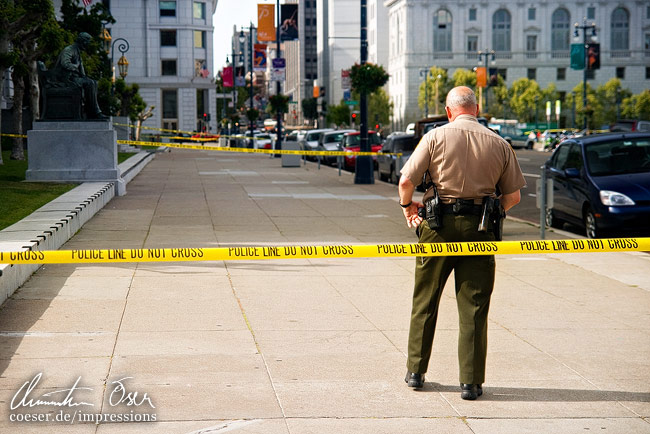 Die Zone vor dem Rathaus (City Hall) ist durch einen Polizisten abgesperrt worden in San Francisco, USA.