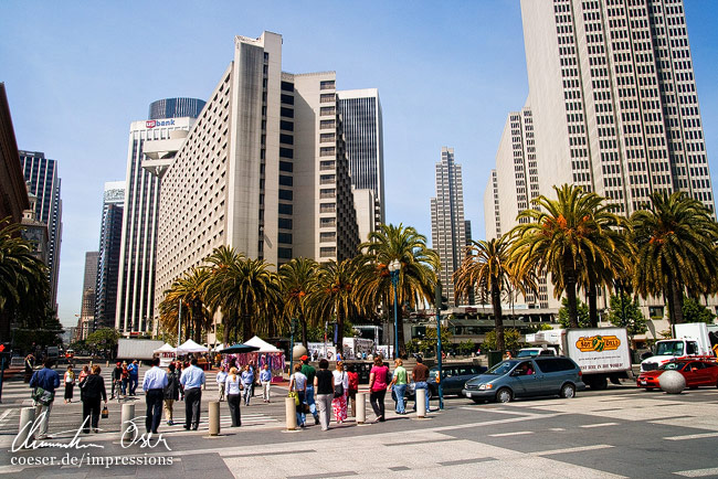 Blick auf Hochäuser vom Embarcadero Fähren-Terminal‎ aus gesehen in San Francisco, USA.