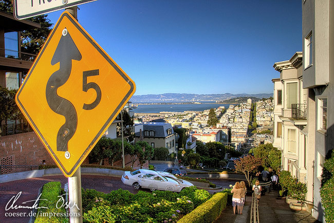 Blick nach unten auf die acht scharfen Kurven der Lombard Street in San Francisco, USA.