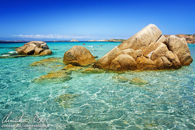 Felsen im türkisfarbenen Meer in der Bucht von Bassa Trinita auf der Insel La Maddalena nahe der Insel Sardinien, Italien.