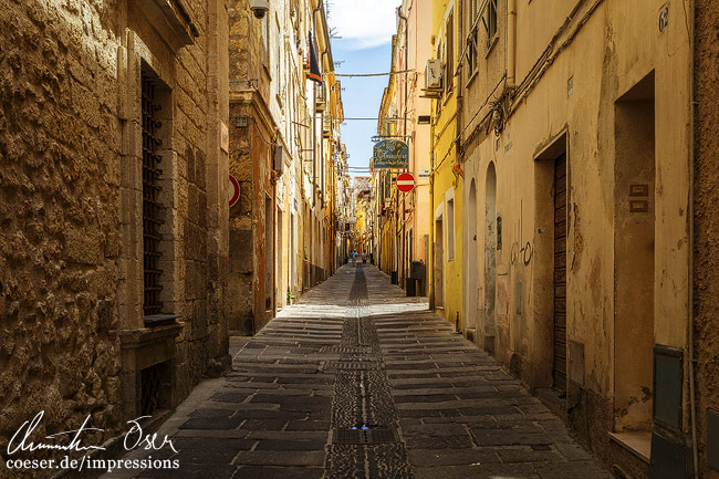 Eine enge Gasse in der historischen Altstadt von Sassari auf der Insel Sardinien, Italien.