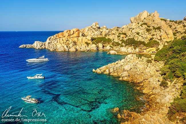Einige Boote ankern in der Bucht von Capo Testa im Norden Sardiniens, Italien.