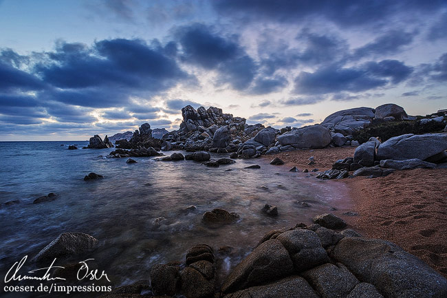 Felsen auf dem Strand Baia Santa Reparata nach Sonnenuntergang auf der Insel Sardinien, Italien.