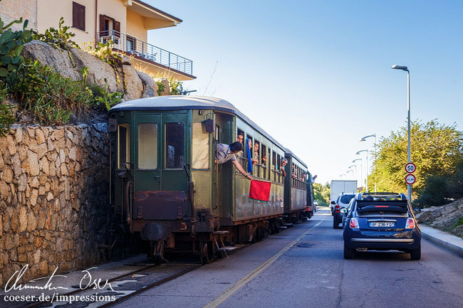 Die Schmalspurbahn Trenino Verde verlässt die Stadt Palau auf der Insel Sardinien, Italien.