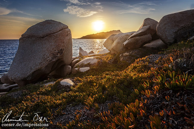 Sonnenuntergang auf dem Strand Baia Santa Reparata auf der Insel Sardinien, Italien.
