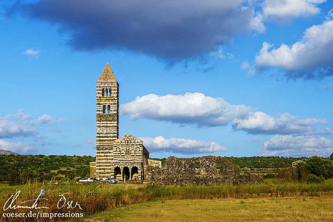 Die Abteikirche Santissima Trinità di Saccargia in der Provinz Sassari auf der Insel Sardinien, Italien.