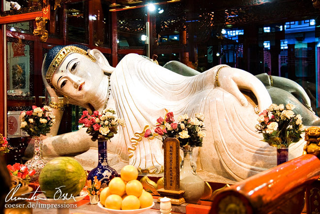 Die liegende Jadebuddhastatue aus Jade im Jadebuddha-Tempel in Shanghai, China.