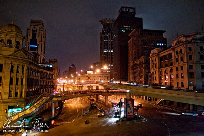 Auf den Straßen Shanghais nach Sonnenuntergang in Shanghai, China.