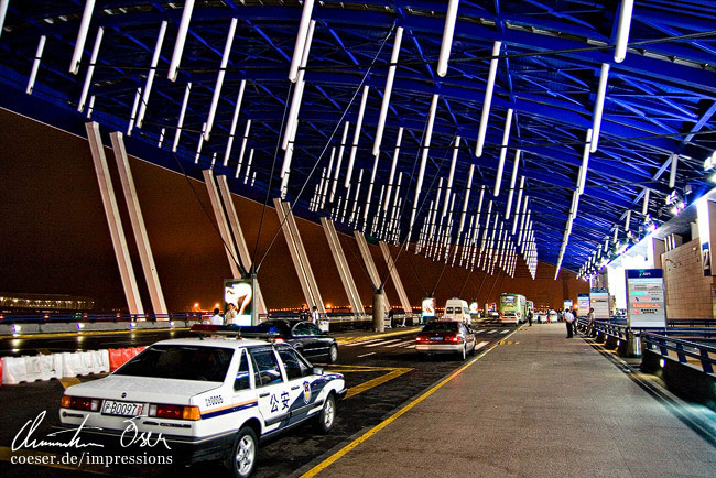 Taxis warten vor dem Eingang des Flughafens Shanghai Pudong International in Shanghai, China.