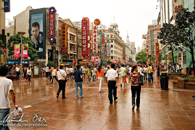 The Nanjing Lu, eine der größten Einkaufsstraßen weltweit in Shanghai, China.