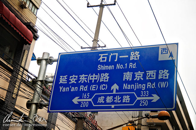 Ein typisches Straßen-Wegweiserschild in Shanghai, China.