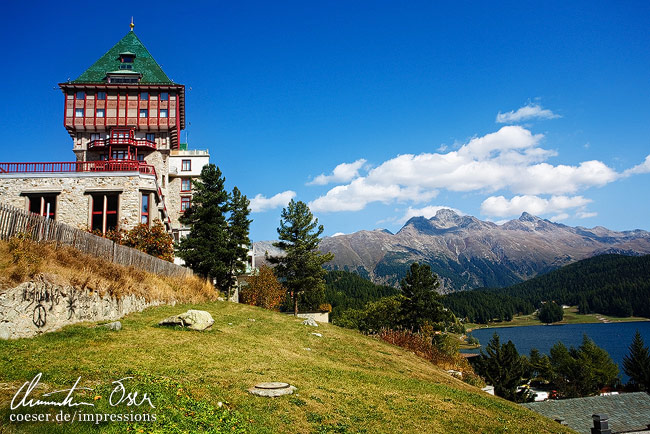 Das Badrutt's Palace Hotel und der Sankt Moritzersee in Sankt Moritz, Schweiz.