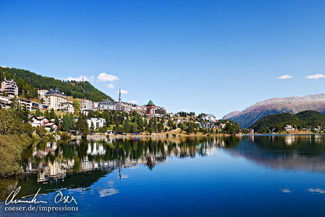 Die Stadt spiegelt sich im Sankt Moritzersee in Sankt Moritz, Schweiz.