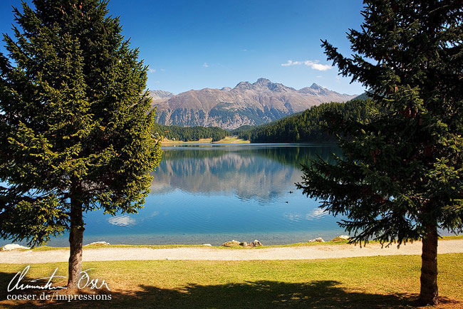 Blick auf den Sankt Moritzersee und die umliegenden Berge in Sankt Moritz, Schweiz.