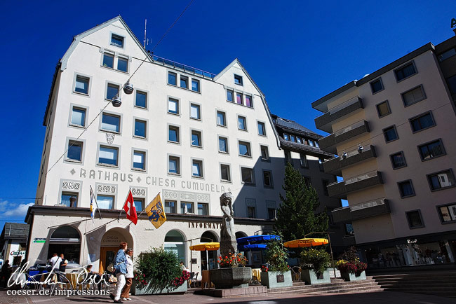 Die Rückseite des Rathauses in Sankt Moritz, Schweiz.