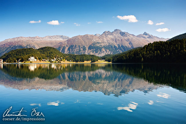 Die umliegenden Berge spiegeln sich im Sankt Moritzersee in Sankt Moritz, Schweiz.