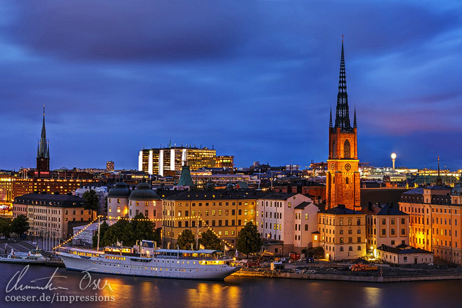 Blick auf die Kirche Riddarholmskyrkan in Gamla Stan kurz nach Sonnenuntergang in Stockholm, Schweden.