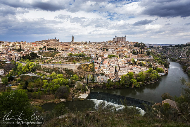 Panoramaansicht von Toledo und dem Fluss Tajo in Toledo, Spanien.