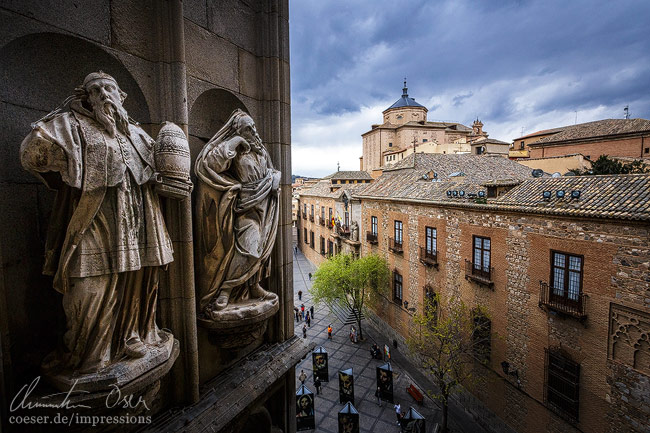 Zwei Statuen im Kloster von Toledo, Spanien.