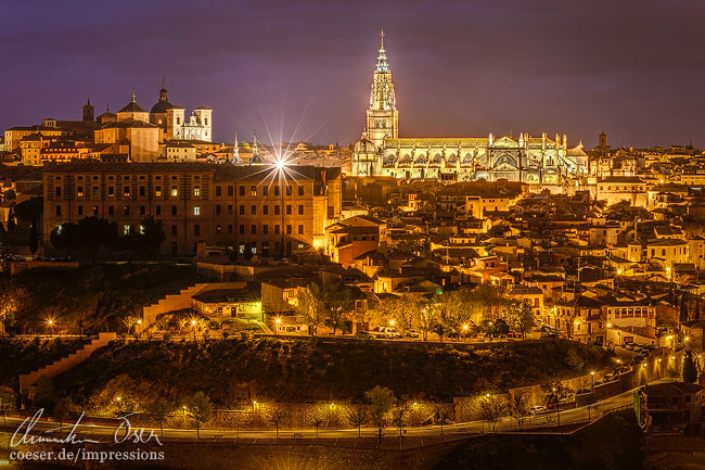 Die beleuchtete Kathedrale Santa Iglesia Catedral Primada und Umgebung in Toledo, Spanien.