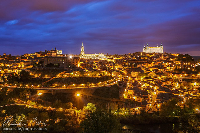 Panoramaansicht der beleuchteten Altstadt von Toledo, Spanien.