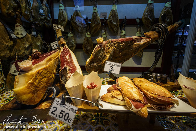 Schinken (Jamón) in der Auslage einer Fleischerei in Toledo, Spanien.