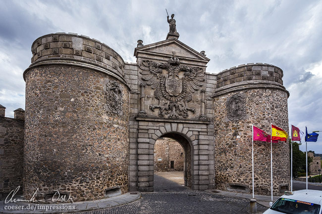 Das Stadttor Puerta de Bisagra in Toledo, Spanien.