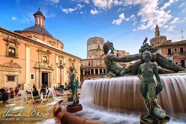 Der Turia-Brunnen und die Basilica de la Virgen de los Desamparados am Plaza de la Virgen in Valencia, Spanien.