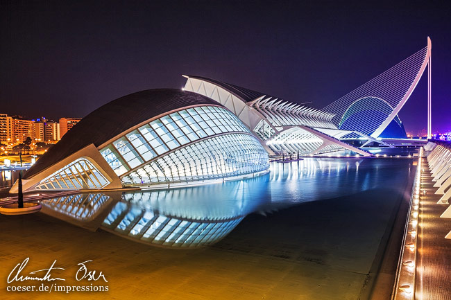 Das Hemisferic IMAX-Kino und das Wissenschaftsmuseum in der Stadt der Künste und Wissenschaften von Santiago Calatrava (La Ciudad de las Artes y las Ciencias) in Valencia, Spanien.