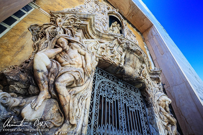 Die barocke Eingangsfassade des Keramikmuseums im Palacio de Marques de Dos Aguas in Valencia, Spanien.