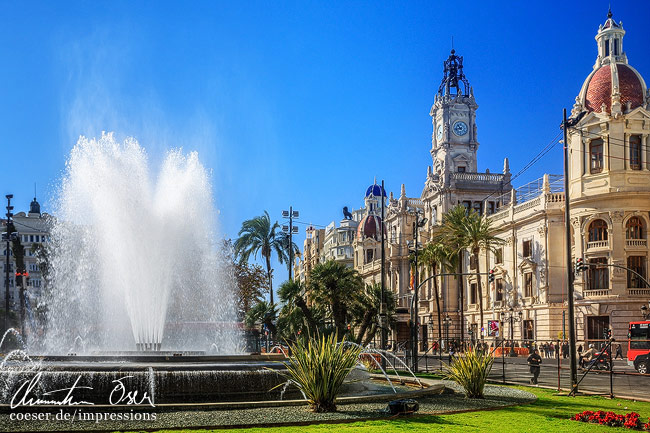 Das Rathaus und ein Springbrunnen am Plaza del Ayuntamiento in Valencia, Spanien.