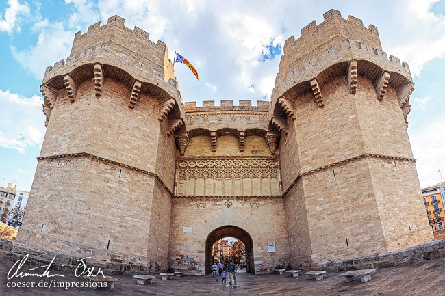 Die Torres de Serranos (Serrano-Türme) entlang der mittelalterlichen Stadtmauer in Valencia, Spanien.