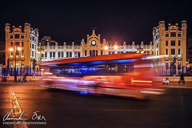 Ein Bus fährt am Bahnhof Bahnhof Estacion del Norte vorbei in Valencia, Spanien.