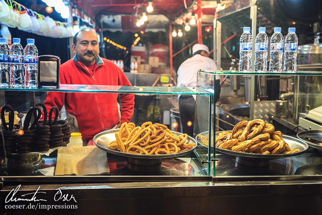 Churros, eine donutähnliche Süßspeise, wird während der Fallas an jeder Ecke verkauft in Valencia, Spanien.