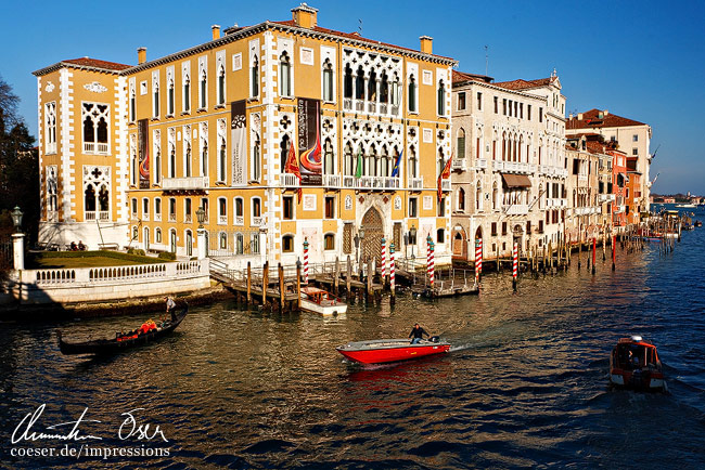 Der Palazzo Cavalli-Franchetti neben dem Canal Grande in Venedig, Italien.