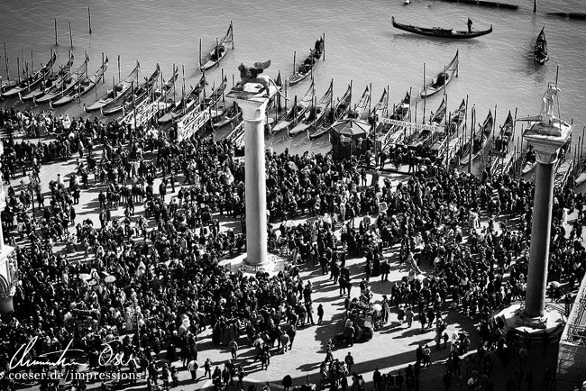 Der überfüllte Kai während des Karnevals vom Markusturm (Campanile) aus gesehen in Venedig, Italien.