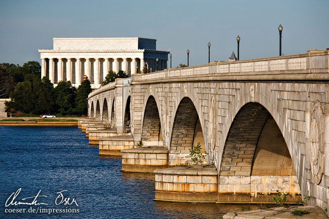 Die Arlington Memorial Bridge und das Lincoln Memorial in Washington, USA.