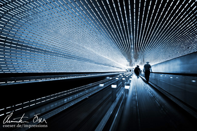 Futuristische Beleuchtung in einem unterirdischen Korridor in der National Gallery of Art in Washington, USA.