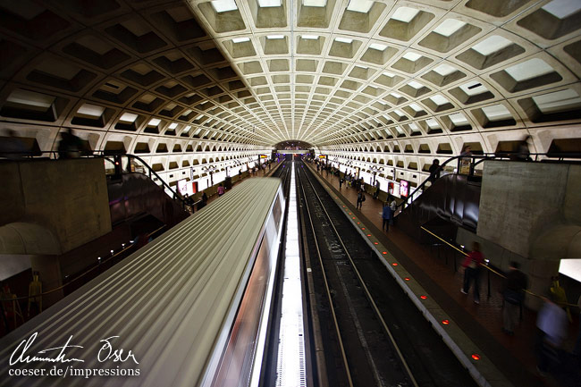 Ein Zug der Washington Metro fährt in die Station Dupont Circle ein in Washington, USA.
