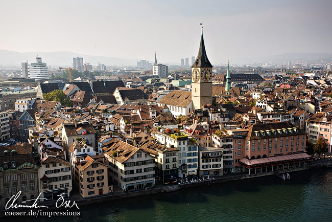 Blick auf die St.-Peter-Kirche vom Grossmünster aus gesehen in Zürich, Schweiz.