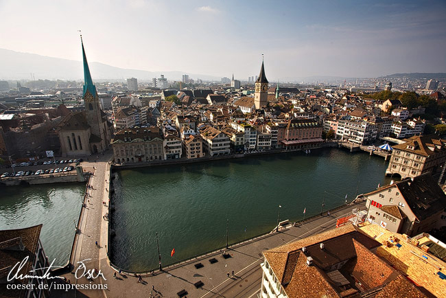 Blick auf die Altstadt mit dem Kloster Fraumünster und der St.-Peter-Kirche vom Grossmünster aus gesehen in Zürich, Schweiz.