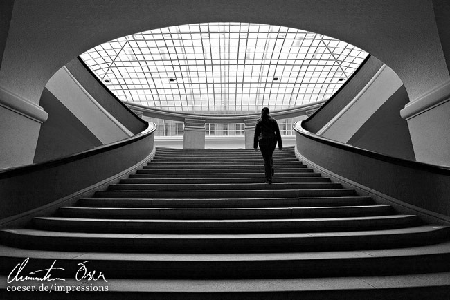 Eine Frau geht Stufen hinauf in der Universität von Zürich, Schweiz.