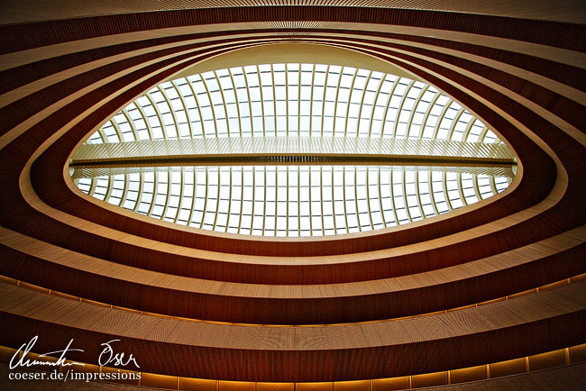 Moderne Architektur von Santiago Calatrava in der Bibliothek des Rechtswissenschaftlichen Instituts in Zürich, Schweiz.